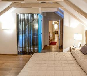 Traditional house with pool and jacuzzi