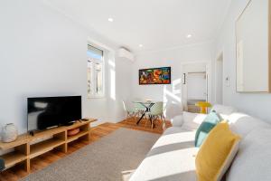Stylish 2BR with Amazing Natural Light by Soulplaces