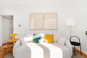 Stylish 2BR with Amazing Natural Light by Soulplaces