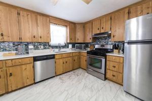 Raised Ranch Retreat 5 BR 2 BA Sleeps 9