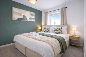 Stylish 3 Bedroom House - Excellent Location - Free Parking, Garden, Fast Wifi, Work Space and Self-Check-In by Yoko Property