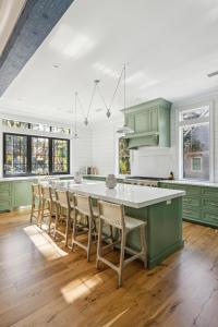 350 Governors Dr
