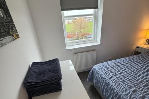 2 Bed Apartment Sleeps 4 -Near Airport -WiFi & Tv