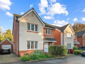 Spacious 5 Bed House in Reading by Amber Stays, Perfect for Business & Contractors, Sleeps 12