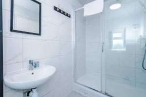 Spacious 4 Bed House in Birmingham City Centre, Ideal for long term with Free Parking!