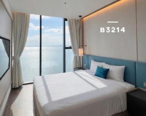 A La Carte Ha Long Oceanview Panoramic 2BR2WC 75m2 Suite with balcony