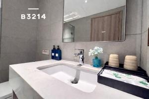 A La Carte Ha Long Oceanview Panoramic 2BR2WC 75m2 Suite with balcony