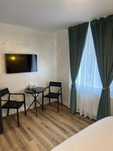 7 min walking to airport