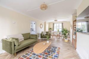 Cosy 3 Bed Cottage in Windsor, Perfect for Small Families & Couples, Sleeps 5