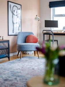 Seaside 2BR En-suite Apt with Parking by Adliv