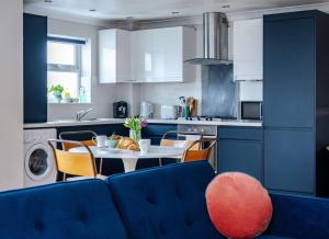 Seaside 2BR En-suite Apt with Parking by Adliv