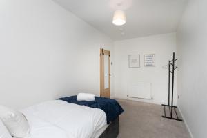 Contractors Stay - Free Parking - Fast WiFi - Sleeps 4