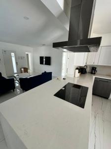 Luxury Pool Retreat Sleep 17 Near Beach