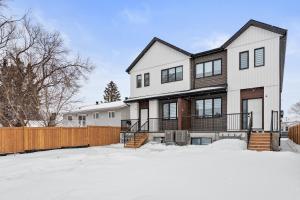 Glenwood 3-Bedroom Townhouse, Free Parking, 7 Min to West Edmonton Mall