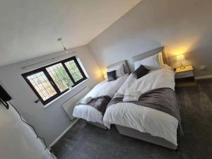 Spacious 4 Bedroom House in Corby Sleeps 9 Parking