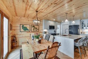 Luxe Hideaway on Houghton Lake Families Welcome!