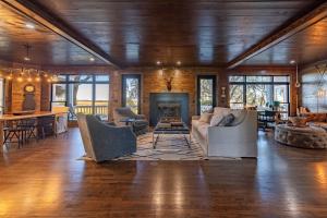 Main Lodge for Memorable Events and Magical Occasions with Hot Tub