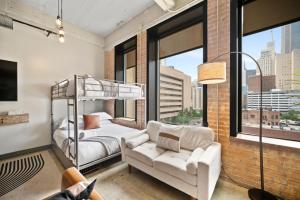 Beautiful Downtown Apartment with Pool, Laundry, Parking