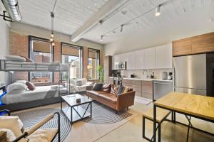 Beautiful Downtown Apartment with Pool, Laundry, Parking