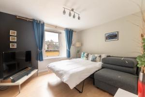 Lombard Hide Away