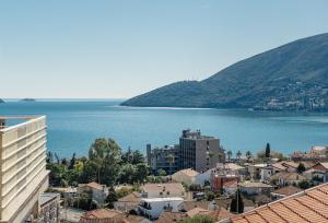 Igalo Blue - Bay View, Steps from Promenade