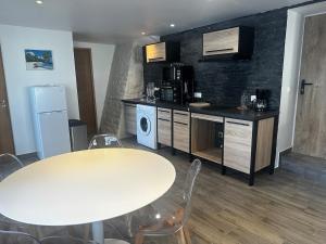 appartement 2 chambres dans maison avec piscine