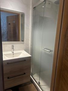 appartement 2 chambres dans maison avec piscine