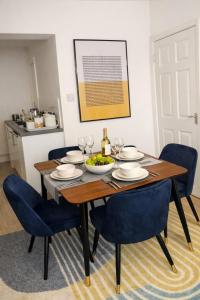 Large 4 bedroom house for Contractors, Large groups or Retreat sleeps 8 people in Durham - NO Smoking Indoor House