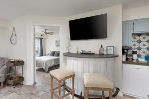 3 Mi to Miramar Beach! Chic Condo w Pool Access