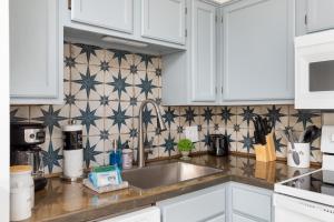 3 Mi to Miramar Beach! Chic Condo w Pool Access