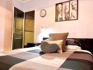 Paris Love nest by the canal