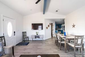 Unit B Crystal Beach Premier Triplex 2 Bed 1 Bath