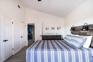 Unit B Crystal Beach Premier Triplex 2 Bed 1 Bath