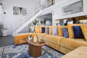 Downtown Penthouse I Vintage , Gym & Balcony #5