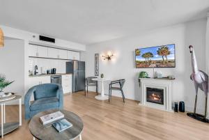 Beachfront Balcony & Free Beach Chairs