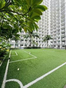 1 BR Condo Unit with Balcony 15th Floor - Pool View 7mins walk to MOA