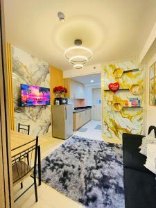 1 BR Condo Unit with Balcony 15th Floor - Pool View 7mins walk to MOA