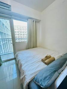 1 BR Condo Unit with Balcony 15th Floor - Pool View 7mins walk to MOA