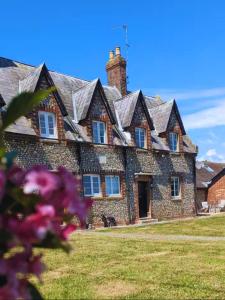 Rural Retreat near West Wittering Beach! Dog Friendly & Free Parking - Ideal Weekend Getaway! Chichester Holiday Properties