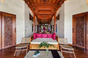 Located on a hill with astounding panoramic mountain and sea views!!!!