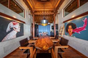 Located on a hill with astounding panoramic mountain and sea views!!!!