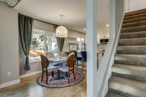 Modern Oceanside Living! Family Home w Workspace