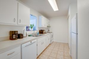 Steps from Crystal River Crystal River Getaway!