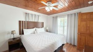 Bright cheerful duplex with a pool A