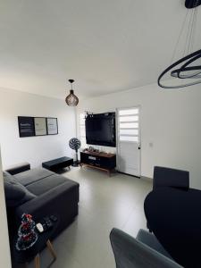 Casa 2 qts em condomínio, 15 min do Moto GP