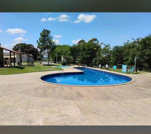 Casa 2 qts em condomínio, 15 min do Moto GP
