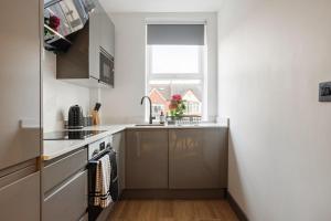 North Finchley Modern 2-BR Flat with Workspace and WiFi