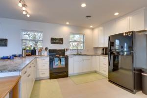 The Lake House w Dock & Patio in Livingston