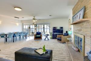The Lake House w Dock & Patio in Livingston