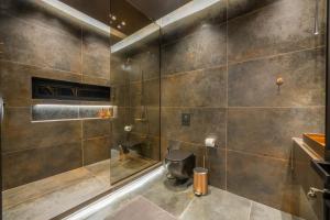 Studio 8 black & Yellow Urban Apartment City Center